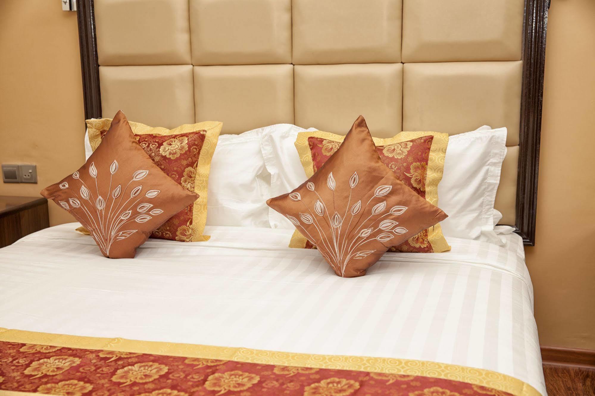 The Hotel Emperor-Inle Nyaung Shwe Εξωτερικό φωτογραφία